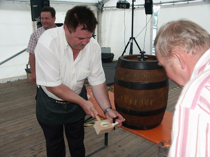 PICT0786.JPG - Von der Eröffnung und dem Bieranstich des Bürgermeisters, Herrn Fröse,....
