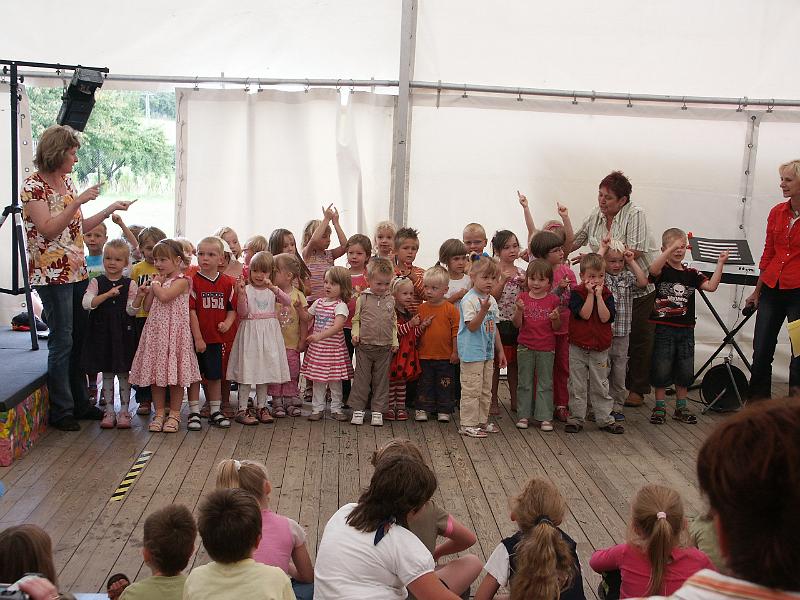 PICT0881.JPG - Unsere Jüngsten trugen ihre Lieder und Gedichte vor.