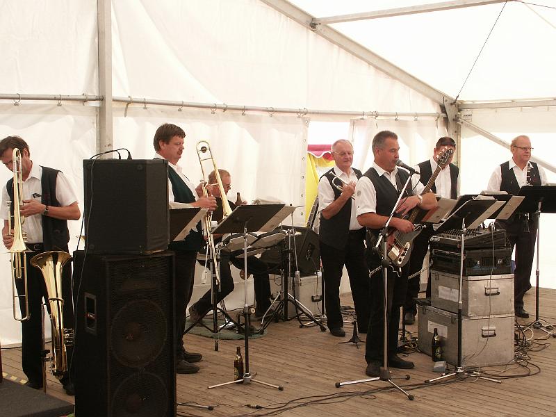 PICT1116.JPG - und am Sonntag die Poisentaler Blasmusikannten, rundeten unser Fest ab.