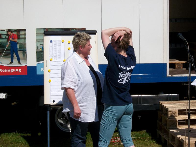 ALIM0585.JPG - Die stellvertretende Bürgermeisterin vor der Siegerehrung